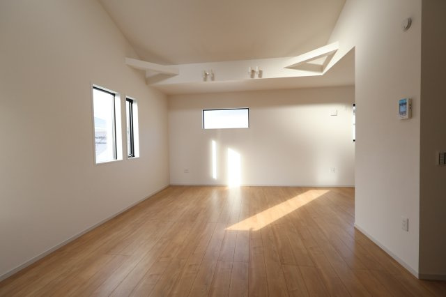 《仲介手数料無料》南区神明２丁目1-11(全1戸)新築一戸建てKEIAI GRACEの居間・リビング