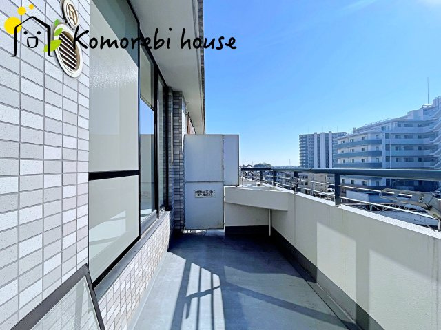 北鴻巣パーク・ホームズのバルコニー|暖かな日差しのふりそそぐバルコニー