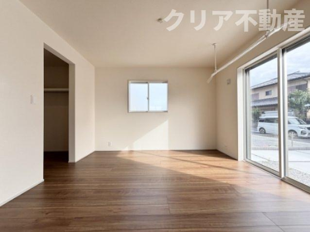 【洋室】 | 藤岡市下栗須1号棟 | LDK横の洋室は室内干し付き♪
