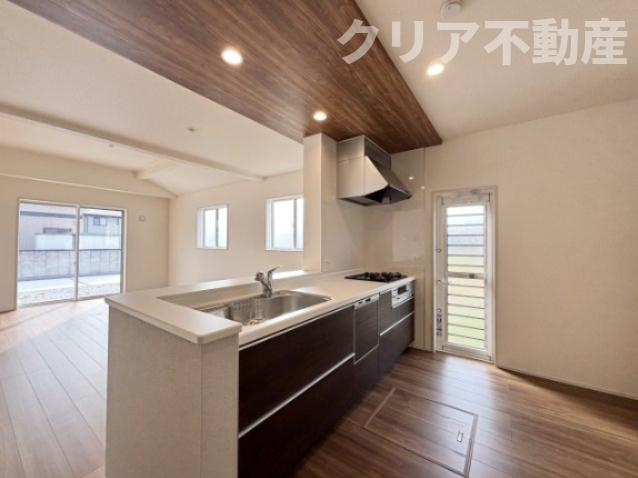 【キッチン】 | 藤岡市下栗須1号棟 | 勝手口がありゴミ出しなど便利です♪