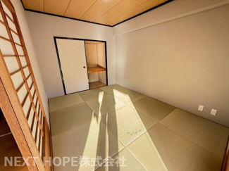 【和室】 | 移瀬ガーデンハイツ | 和室６帖です♪足を伸ばして寛げる居室です！ヘリの無い琉球畳で洋風なリビングとの相性も良いです！