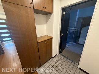 【玄関】 | 移瀬ガーデンハイツ | 玄関には大きなシューズBOXが設けられております♪