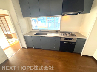 【キッチン】 | 移瀬ガーデンハイツ | 対面式のシステムキッチンです♪出来上がったお料理もすぐにご家族の末ダイニングテーブルに運べます！！