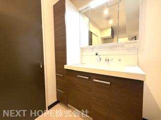 【独立洗面台】 | 移瀬ガーデンハイツ | 大きな洗面化粧台です♪シャワー水栓で使い勝手も良いです！！収納も豊富な洗面台です！！