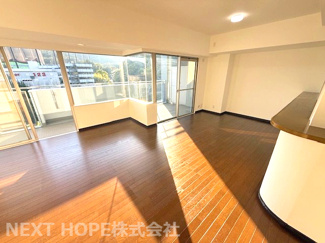 【居間・リビング】 | 移瀬ガーデンハイツ | 南向きバルコニーに広く開口したリビングです♪ご家族の癒しの空間です！！ぜひ現地でご確認ください！！