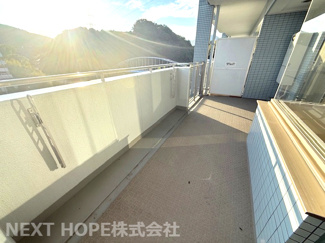 【バルコニー】 | 移瀬ガーデンハイツ | たいへん広い南向きバルコニーです♪たくさんのお洗濯物もスッキリ乾きそうです！！