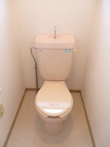 エルディム落合南Ａのトイレ|ゆったりとした空間のトイレです