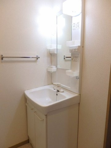 エルディム落合南Ａの洗面所|ゆったりとスペースのある洗面所