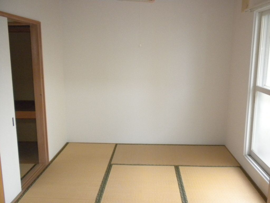 コーポ・サンライトAの和室|和室6帖　南側