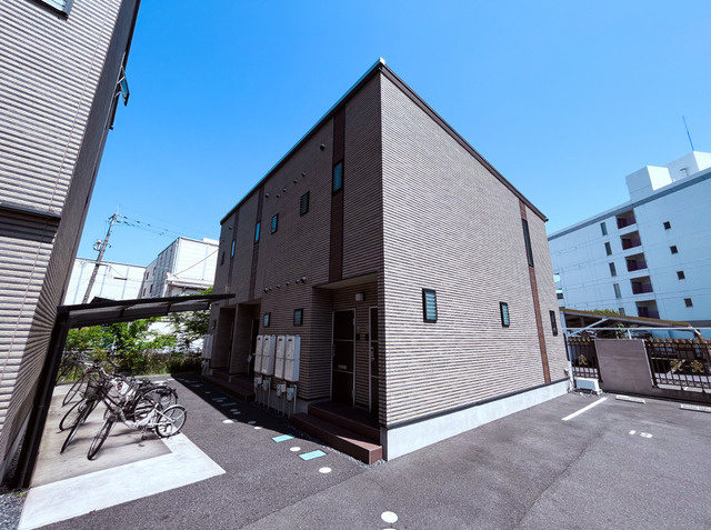 アシンプトートA棟のエントランス