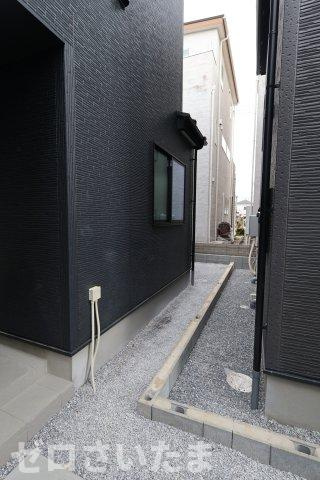 《仲介手数料無料》見沼区大和田町２丁目775新築一戸建てグラファーレの外観|右側隣地との境界