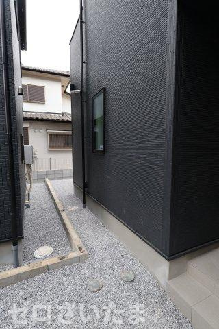 《仲介手数料無料》見沼区大和田町２丁目775新築一戸建てグラファーレの外観|左側隣地との境界