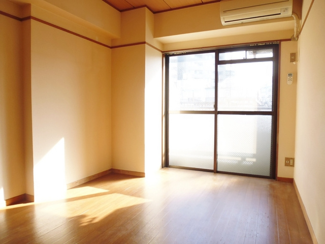 第５オカダビルの居間・リビング|日当たりのいいお部屋です。