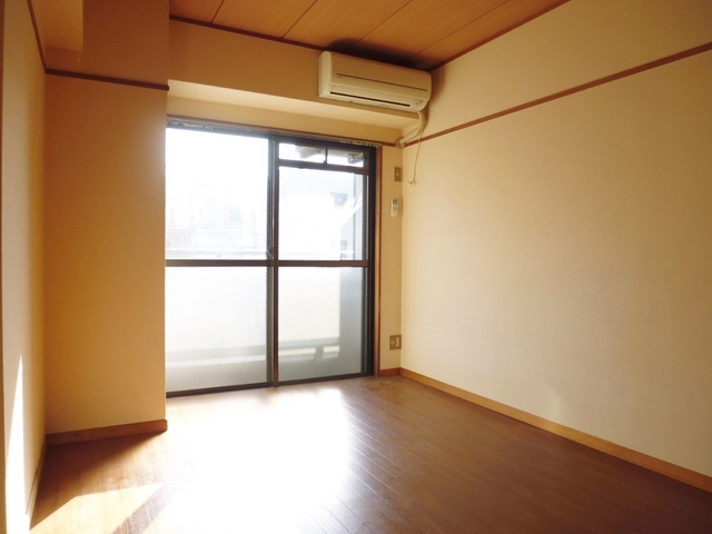 第５オカダビルの居間・リビング|6.5帖の洋室ですよ。