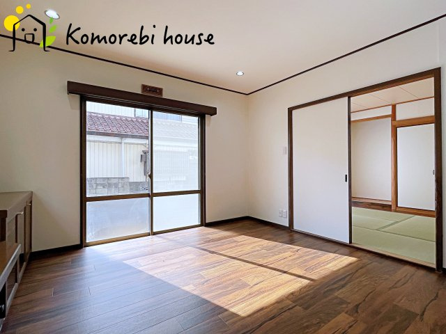 蓮田市大字閏戸　中古一戸建ての居間・リビング|庭を眺めてくつろげる空間です