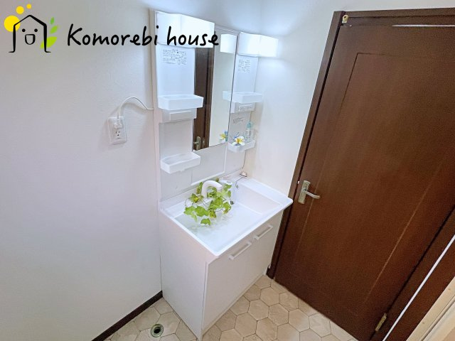 蓮田市大字閏戸　中古一戸建ての独立洗面台|真っ白な独立洗面台です