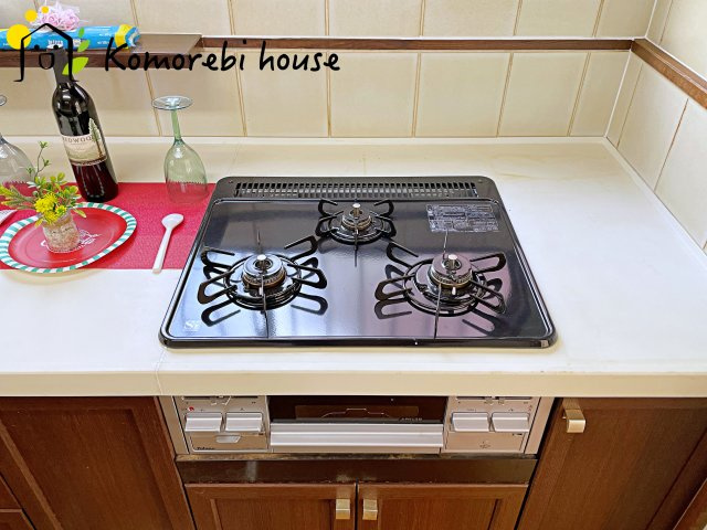 蓮田市大字閏戸　中古一戸建てのキッチン|3口コンロです