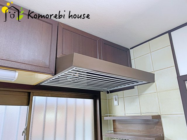 蓮田市大字閏戸　中古一戸建てのキッチン|ダークブラウンのレンジフードです