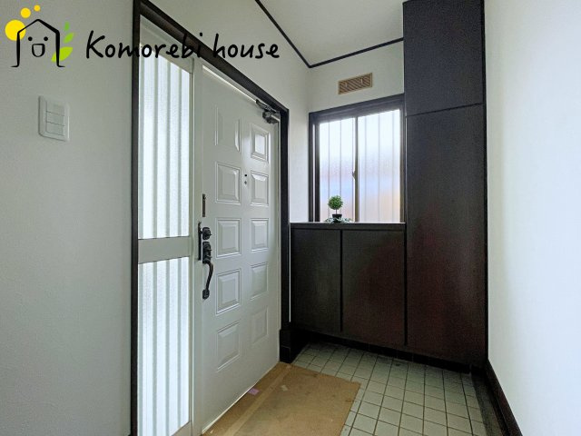 蓮田市大字閏戸　中古一戸建ての玄関|白い扉が印象的な玄関は収納もたくさんできます