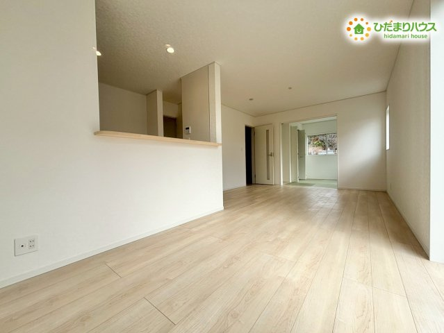 寄居町赤浜　第6　新築一戸建て　クレイドルガーデン　01の居間・リビング|ゆとりのある広さのLDKは16帖！
南面リビングなので冬場でも部屋全体が暖かく、一年中快適に過ごせます☆