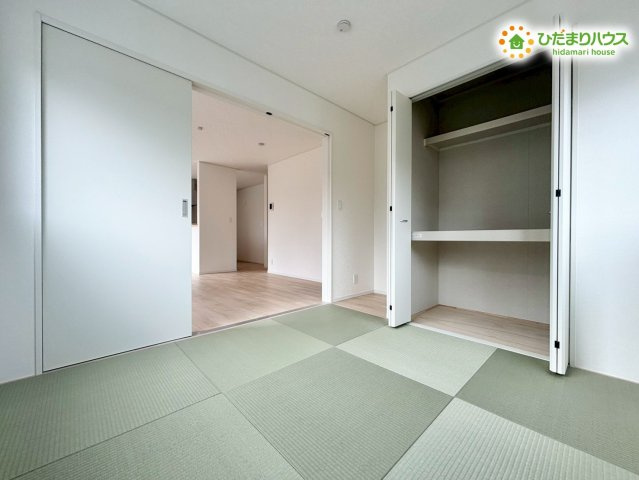寄居町赤浜　第6　新築一戸建て　クレイドルガーデン　01の和室|リビングと隣接した和室は、引き戸を開放すればさらに大空間として使えます！
お昼寝スペースや、洗濯物を畳む家事スペースとしても便利ですね(-ω-)/