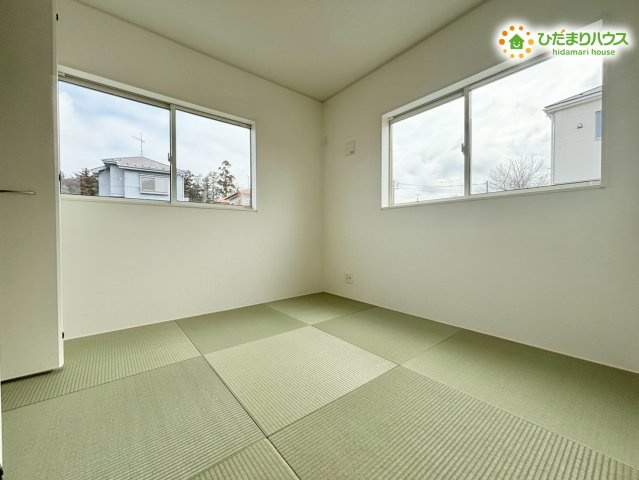 寄居町赤浜　第6　新築一戸建て　クレイドルガーデン　01の和室|2面に窓がある明るい和室です！
畳の香りに包まれながら、休日の午後にゴロゴロと寛ぐ時間は格別ですね♪