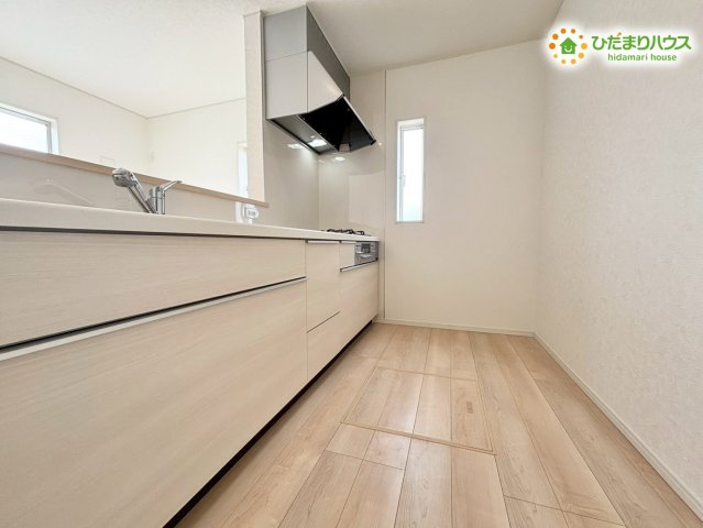 寄居町赤浜　第6　新築一戸建て　クレイドルガーデン　01のキッチン|清潔感溢れる白を基調としたシステムキッチンです！
シンクも広々としており、大きなお鍋やフライパンも楽に洗えるのが助かります！