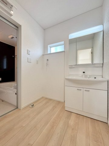 寄居町赤浜　第6　新築一戸建て　クレイドルガーデン　01の脱衣所|三面鏡付きの洗面化粧台は、忙しい朝の身支度をサポートしてくれます！
収納も備わっており、洗剤のストック置き場にも困りません(^^)/