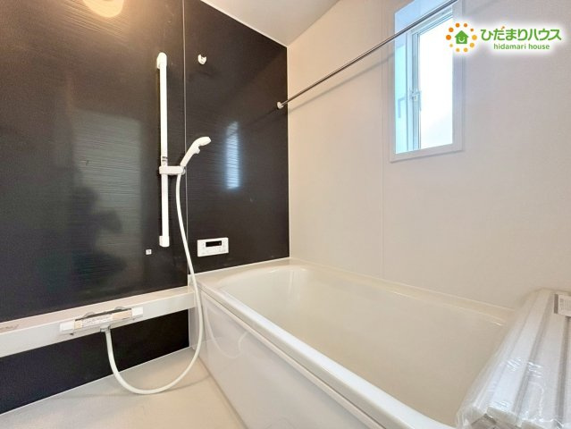 寄居町赤浜　第6　新築一戸建て　クレイドルガーデン　01の浴室|足を伸ばしてゆったり浸かれる浴槽で、一日の疲れをリフレッシュできます☆
小窓付きで換気がしやすく、カビの発生を抑えられるのも魅力です！