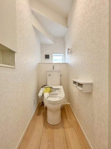 寄居町赤浜　第6　新築一戸建て　クレイドルガーデン　01のトイレ|清潔感のあるホワイトで統一されたトイレ空間です！
便利なペーパーホルダーやタオル掛けも設置済みで、すぐにお使いいただけるのが嬉しいポイント◎