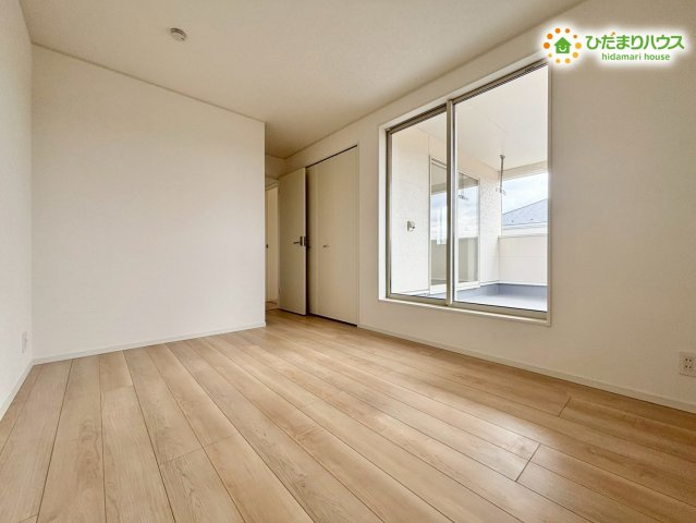 寄居町赤浜　第6　新築一戸建て　クレイドルガーデン　01の洋室|大きな窓からバルコニーへ出られる開放的な洋室です！
朝起きてすぐに外の空気を吸いに行けるのが気持ちいいですね♪