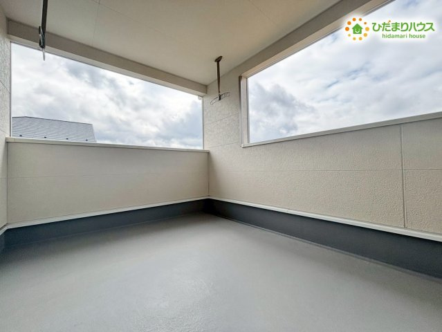 寄居町赤浜　第6　新築一戸建て　クレイドルガーデン　01のバルコニー|バルコニーは南向きで日当たりが良いため、お布団もフカフカに乾きます♪
屋根付きの部分もあり、急な雨でも慌てずに済むのが安心です！