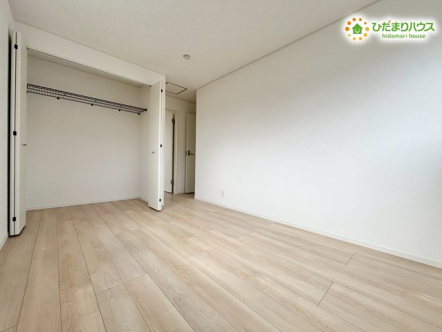 寄居町赤浜　第6　新築一戸建て　クレイドルガーデン　01の洋室|お洋服が大好きな方も納得の、広々とした収納スペースです！
季節ごとの衣替えが不要になるほど、たっぷり収納できるのが魅力ですね( *´艸｀)