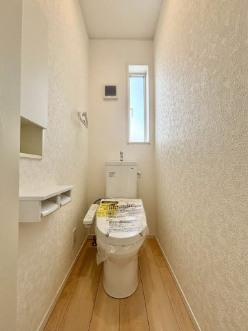 寄居町赤浜　第6　新築一戸建て　クレイドルガーデン　01のトイレ|2階にもトイレがあるため、朝の忙しい時間帯も家族で取り合いになりません！
夜中に1階まで降りる手間が省けるのも、毎日の生活では大きなメリットですね！