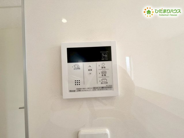寄居町赤浜　第6　新築一戸建て　クレイドルガーデン　01の発電・温水設備|ボタンひとつでお風呂のお湯はりができる便利なリモコンです！
温度調節も簡単に行えるので、お好みの湯加減でリラックスできますね♪