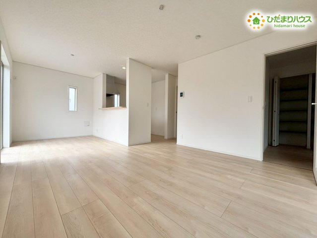 寄居町赤浜　第6　新築一戸建て　クレイドルガーデン　01の居間・リビング|広々としたリビングは、大きな窓から自然光がたっぷり差し込みます！
明るい色調のフローリングが空間をより広く見せてくれますね！