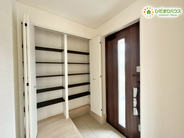 寄居町赤浜　第6　新築一戸建て　クレイドルガーデン　01の収納|大容量の玄関収納です。
これだけあれば家族全員の靴もスッキリ収納できます◎