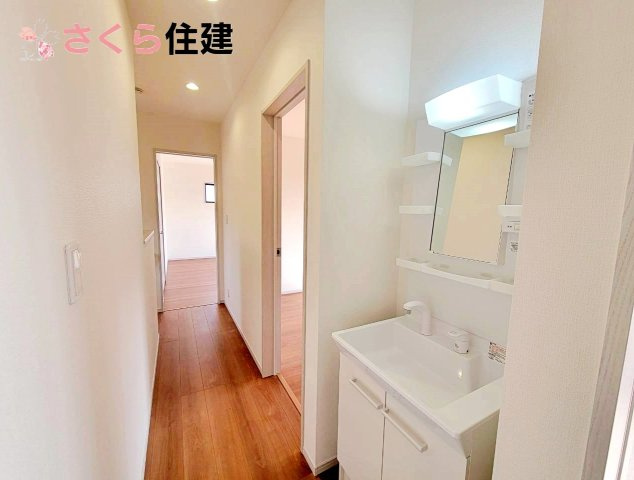 いろどりアイタウン宇都宮市細谷町　1号棟のその他|同社施工物件の写真です。明るい洗面スペースで朝の身支度も快適に♪３面鏡の裏にはたっぷりと収納スペースを標準装備！											
