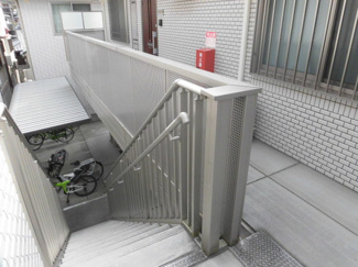 【その他共用部分】 | 手すりもあり安心の階段です…