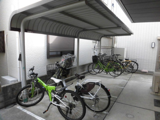 【駐車場】 | 敷地内にある屋根付きの駐輪場です。