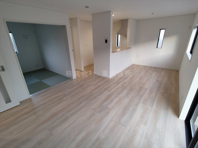 【居間・リビング】 | 狭山市柏原第１３　全３棟　1号棟 | ゆったりとした16.0帖のリビングです