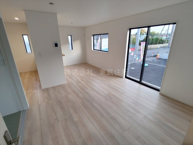 【居間・リビング】 | 狭山市柏原第１３　全３棟　1号棟 | 開放感があり日当たり良好です