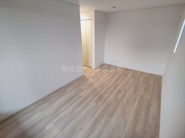 【寝室】 | 狭山市柏原第１３　全３棟　1号棟 | 洋室8.5帖南東側、寝室にいかがでしょうか