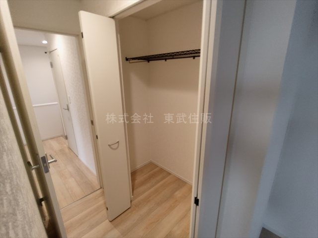 【収納】 | 狭山市柏原第１３　全３棟　1号棟 | 洋室8.5帖南東側収納