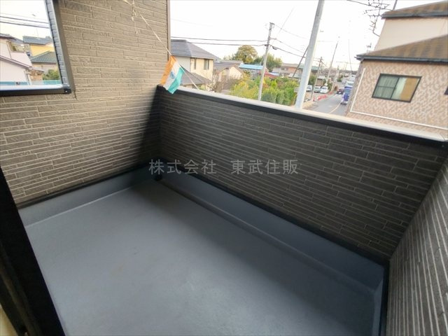 【バルコニー】 | 狭山市柏原第１３　全３棟　1号棟 | 暖かな日差しのふりそそぐバルコニー