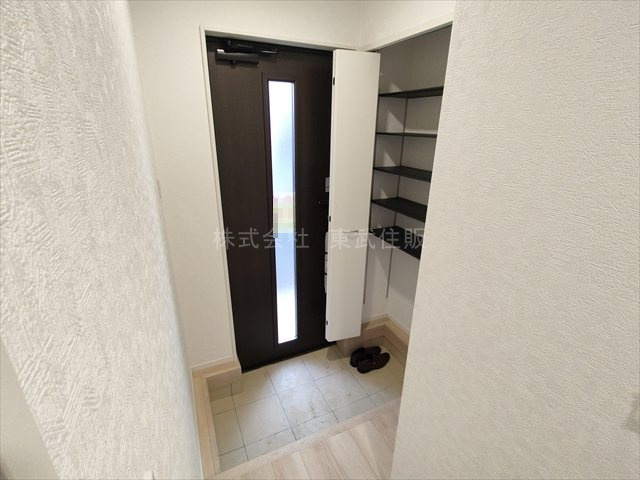 【玄関】 | 狭山市柏原第１３　全３棟　1号棟 | 収納もある玄関です