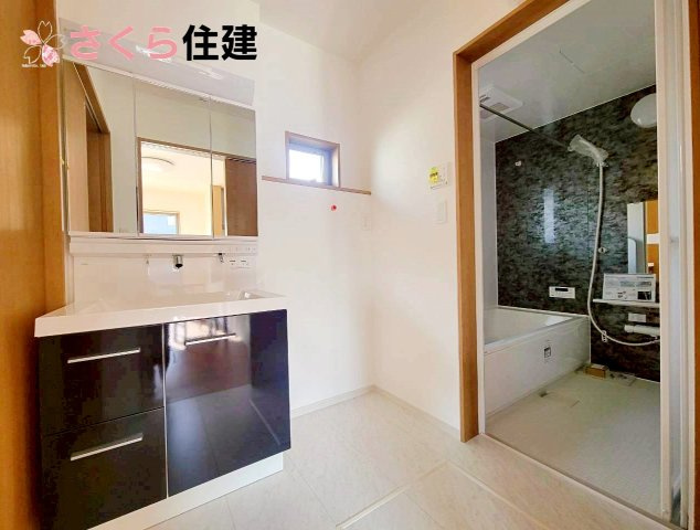 いろどりアイタウン宇都宮市細谷町　2号棟のその他|同社施工物件の写真です。対面式システムキッチン。※仕様が違う場合がございます