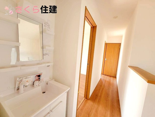 いろどりアイタウン宇都宮市細谷町　2号棟のその他|同社施工物件の写真です。明るい洗面スペースで朝の身支度も快適に♪３面鏡の裏にはたっぷりと収納スペースを標準装備！											
