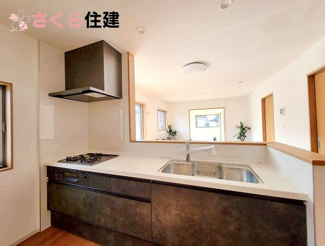 いろどりアイタウン宇都宮市細谷町　2号棟のその他|同社施工物件の写真です。室内にいても、たっぷりの日差しを感じられるリビングです。