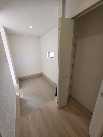 寄居町赤浜第６　の収納|２号棟現地玄関脇収納（2026年02月17日）撮影